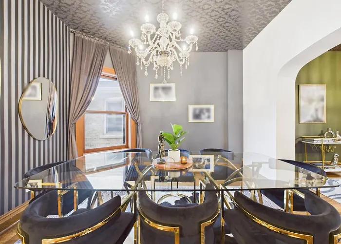 Addison Art Deco Manor Garage Holiday home